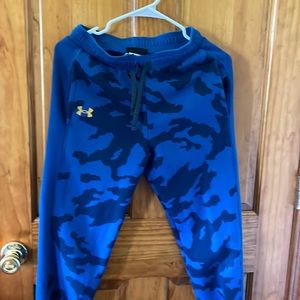 Boys youth XL two-toned camo joggers.